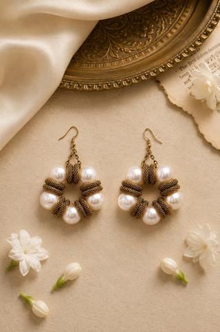 Neckflix & Pearls Earrings