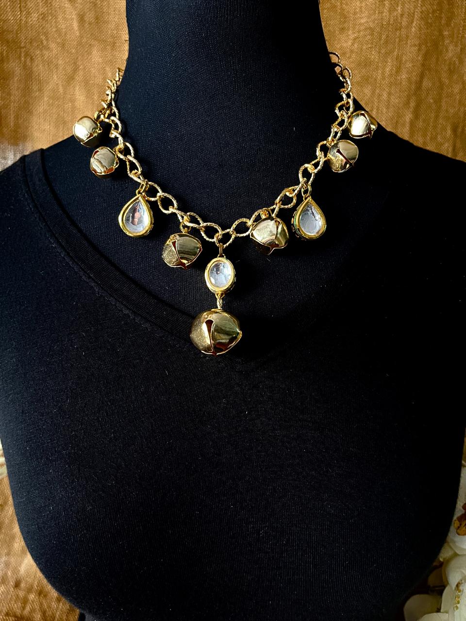 Single Layered Kundan And Chains Modern Dulhan Choker (RJN2200) - Image 3